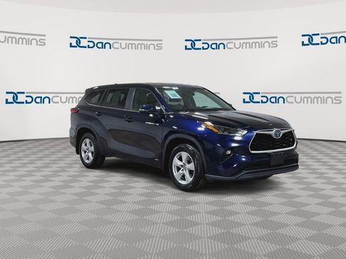 Used 2023 Toyota Highlander LE image 2