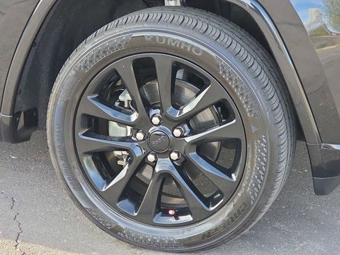 Used 2018 Jeep Grand Cherokee Altitude image 12