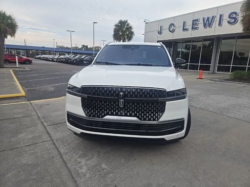 Used 2025 Lincoln Navigator Reserve AWD/4WD image 3