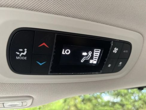 Used 2023 Chrysler Pacifica Limited AWD/4WD image 17