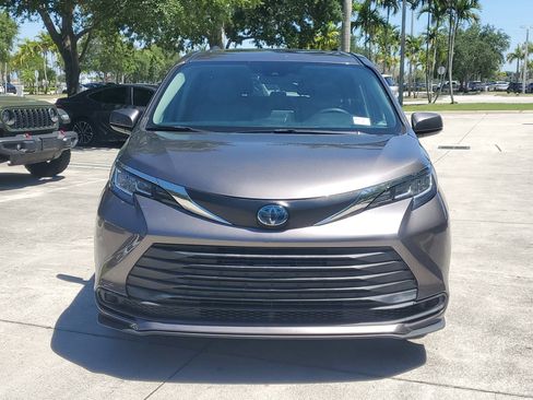 Used 2021 Toyota Sienna LE w/ LE Plus Package FWD image 8