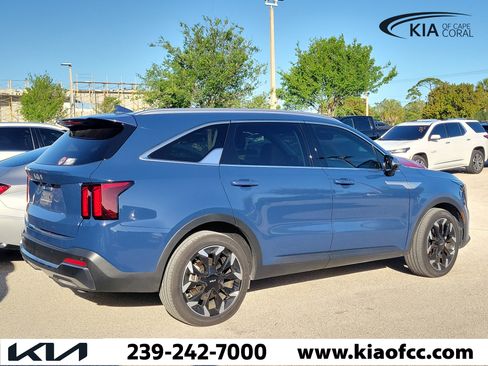 Used 2025 Kia Sorento EX w/ Panoramic Sunroof Package image 9