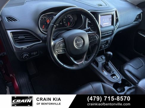 Used 2019 Jeep Cherokee Latitude Plus w/ Comfort/Convenience Group FWD image 10