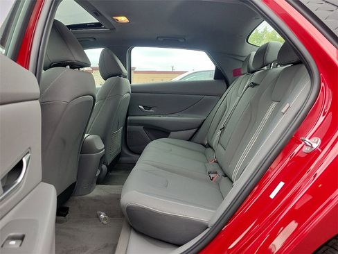 Used 2025 Hyundai Elantra SEL image 5