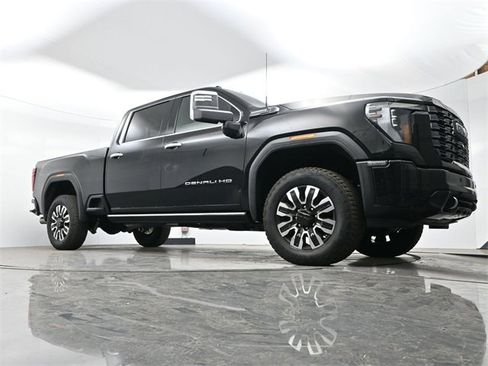 Used 2025 GMC Sierra 2500 Denali Ultimate image 9