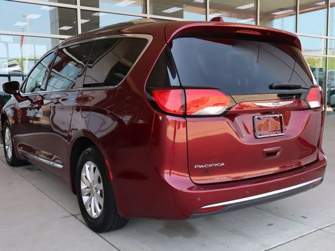 Used 2018 Chrysler Pacifica Touring-L w/ Premium Audio Group FWD image 6