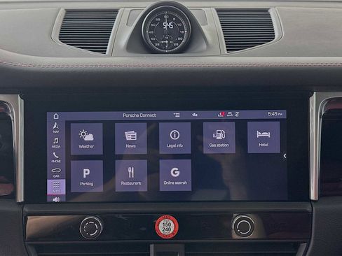 Certified 2025 Porsche Macan image 18