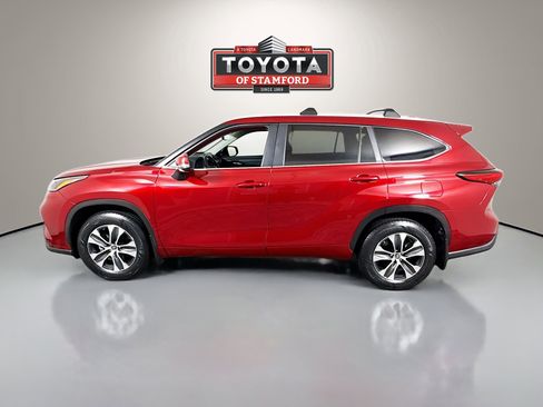 Certified 2023 Toyota Highlander XLE image 4