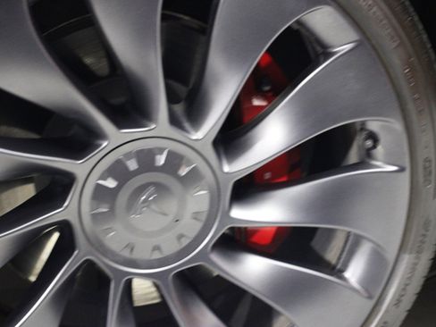 Used 2024 Tesla Model Y Performance image 23