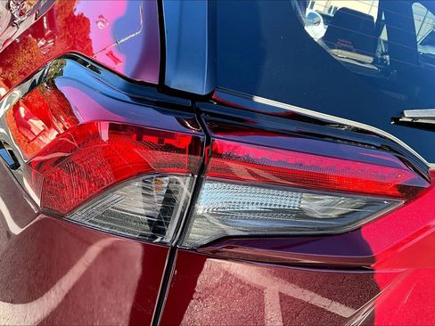 Used 2022 Toyota RAV4 XLE Premium image 28