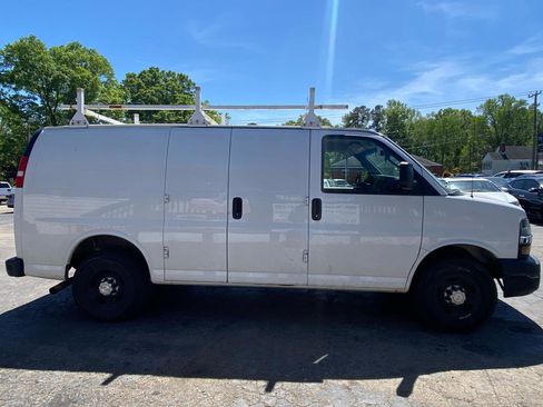 Used 2018 Chevrolet Express 3500 w/ Driver Convenience Package RWD image 4