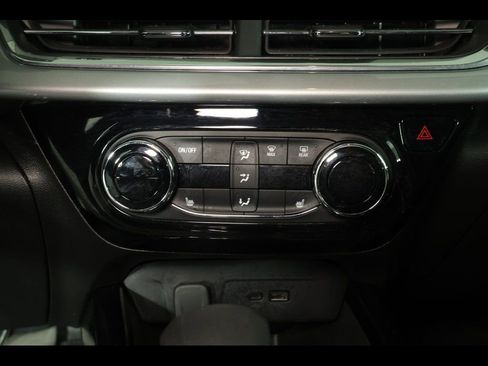 Used 2025 Chevrolet Trax LT w/ LT Convenience Package image 23