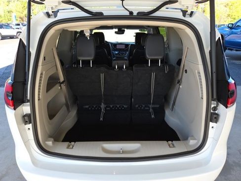 Used 2022 Chrysler Pacifica Touring-L image 97