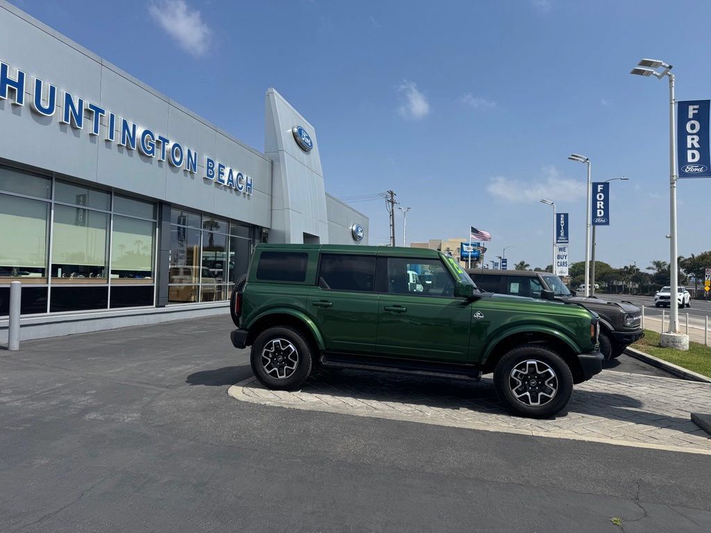Used 2025 Ford Bronco Outer Banks AWD/4WD image 3
