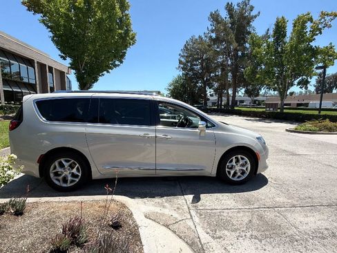 Used 2020 Chrysler Pacifica Limited w/ Advanced Safetytec Group FWD image 9