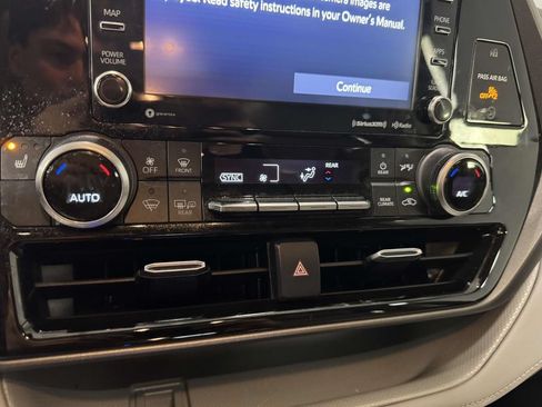 Used 2022 Toyota Highlander XLE AWD/4WD image 24