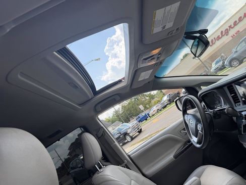 Used 2017 Toyota Sienna XLE AWD/4WD image 21