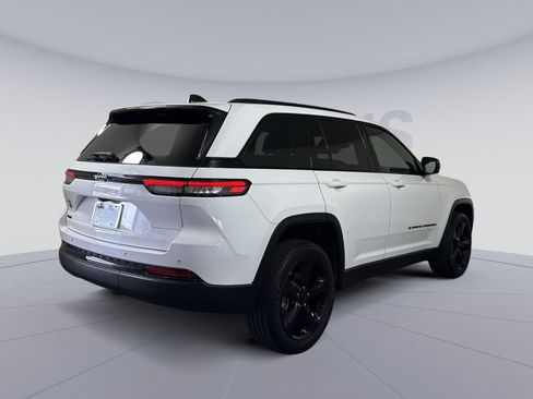 Used 2023 Jeep Grand Cherokee Altitude AWD/4WD image 7