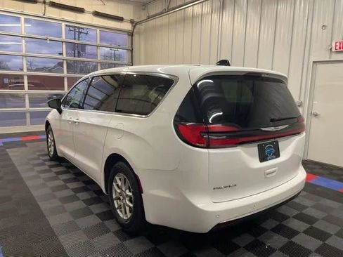 Used 2024 Chrysler Pacifica Touring-L image 5