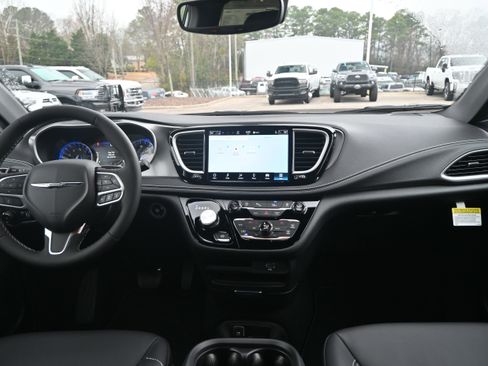 New 2026 Chrysler Pacifica Select image 2