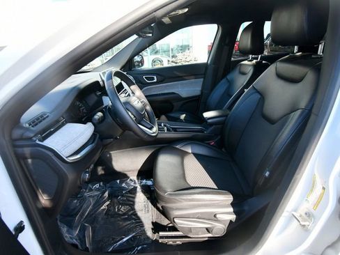 Used 2024 Jeep Compass Latitude AWD/4WD image 13