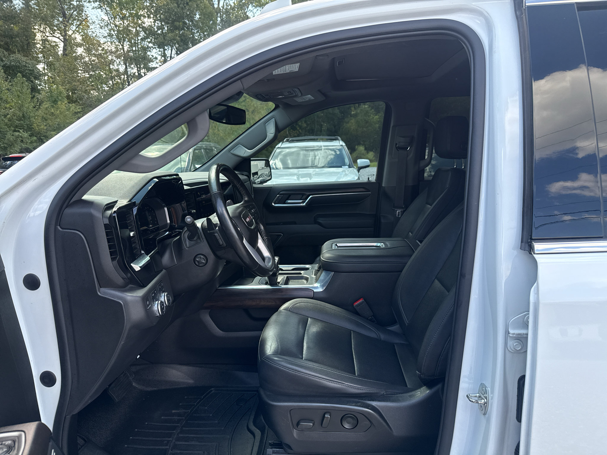 Used 2022 GMC Sierra 1500 SLT w/ SLT Convenience Package AWD/4WD image 21