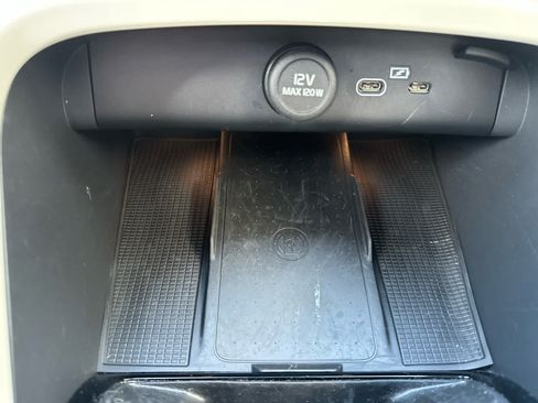 Used 2025 Volvo XC40 B5 Plus AWD/4WD image 18
