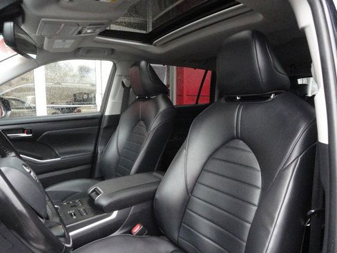 Used 2023 Toyota Highlander XLE AWD/4WD image 11