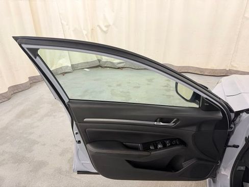 Used 2024 Nissan Altima 2.5 SR w/ SR Premium Package FWD image 11