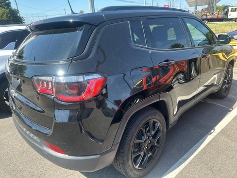 Used 2022 Jeep Compass Latitude FWD image 3