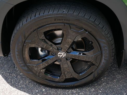 Certified 2025 Volkswagen Taos SE AWD/4WD image 15