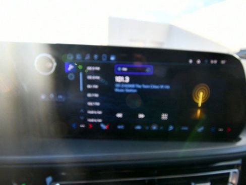 Used 2025 Chevrolet Traverse LT image 46