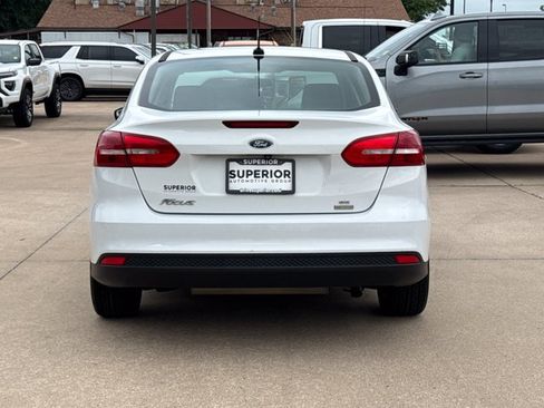 Used 2018 Ford Focus SE w/ SE Appearance Package FWD image 4