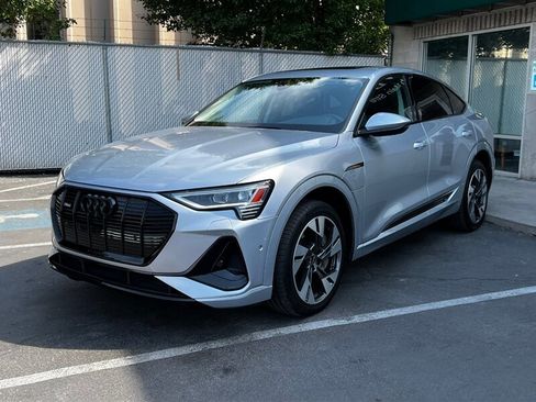 Used 2022 Audi e-tron Premium w/ Convenience Plus Package AWD/4WD image 3