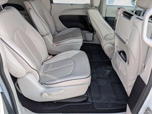 Used 2018 Chrysler Pacifica Limited w/ Advanced Safetytec Group FWD image 21