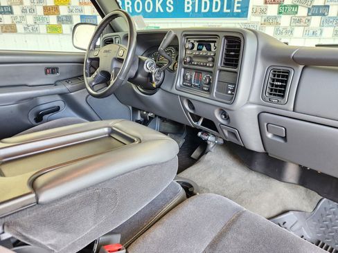 Used 2007 GMC Sierra 2500 SLE w/ Onstar Plus Package AWD/4WD image 2