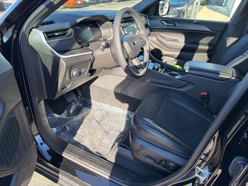 Used 2025 Jeep Grand Cherokee L Altitude image 4