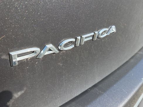 Used 2023 Chrysler Pacifica Touring-L FWD image 31