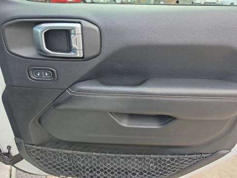 Used 2019 Jeep Wrangler Unlimited Sahara AWD/4WD image 32
