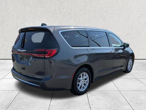 Used 2023 Chrysler Pacifica Touring-L FWD image 3