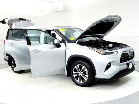 Used 2022 Toyota Highlander XLE image 12