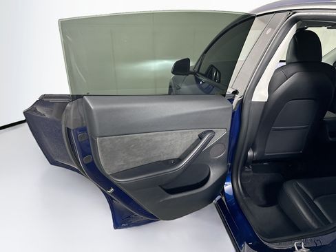 Used 2022 Tesla Model Y Long Range AWD/4WD image 24