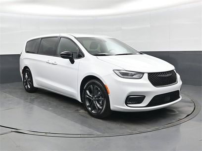 New 2026 Chrysler Pacifica Select