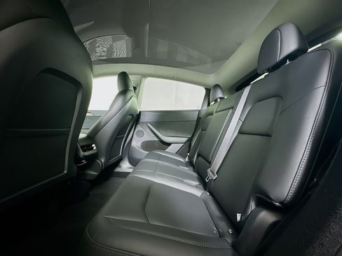 Used 2025 Tesla Model Y Long Range RWD image 27
