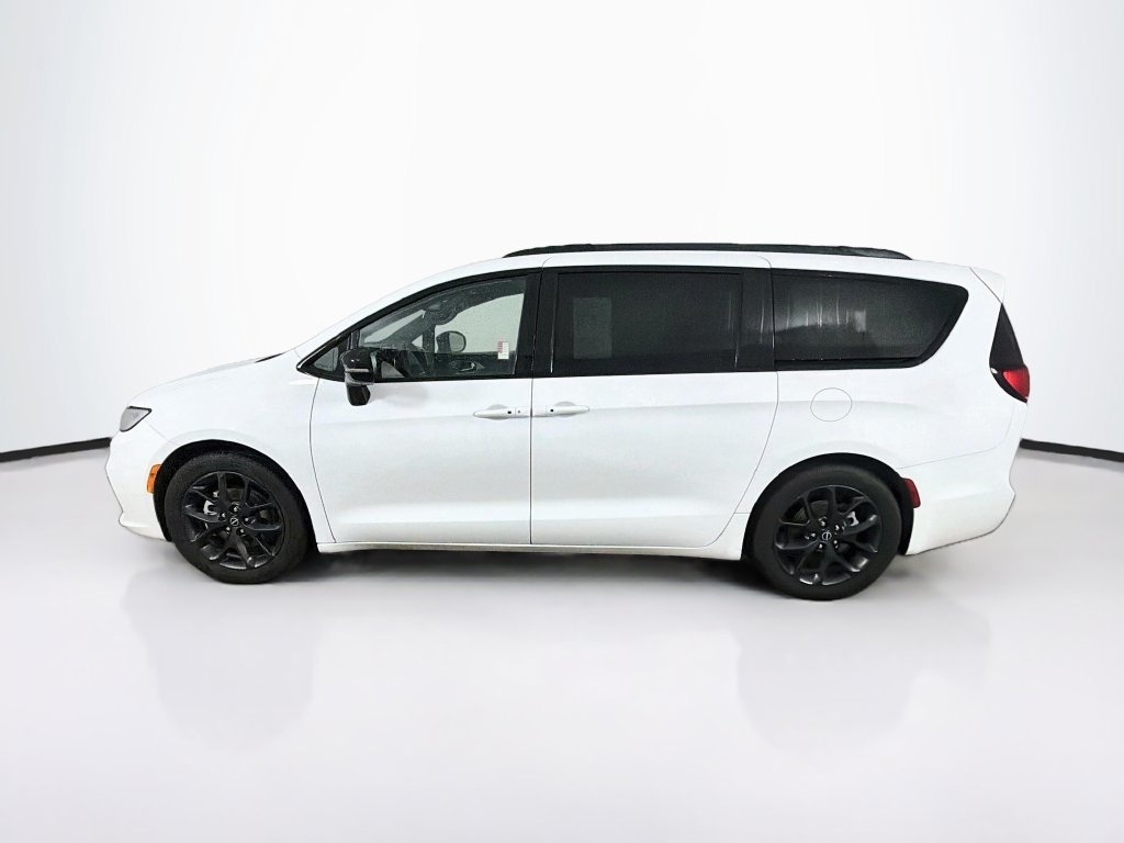 Used 2025 Chrysler Pacifica Limited FWD image 8