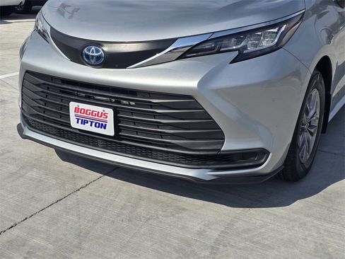 Used 2021 Toyota Sienna LE image 9