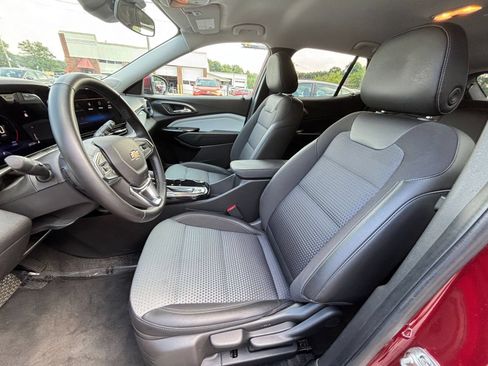 Used 2025 Chevrolet Trax LT w/ LT Convenience Package FWD image 27