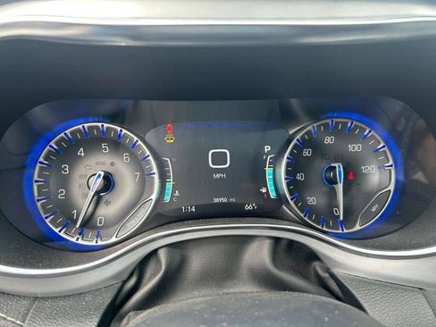 Used 2025 Chrysler Pacifica Limited image 12