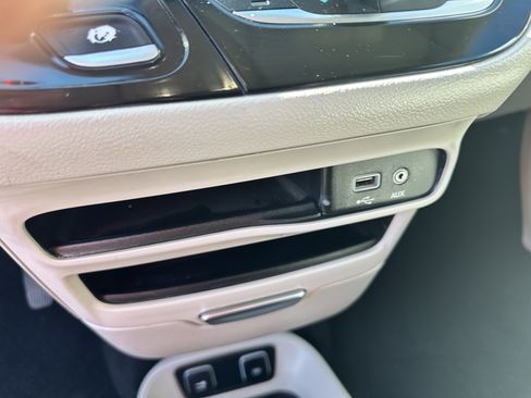 Used 2018 Chrysler Pacifica Touring-L image 21