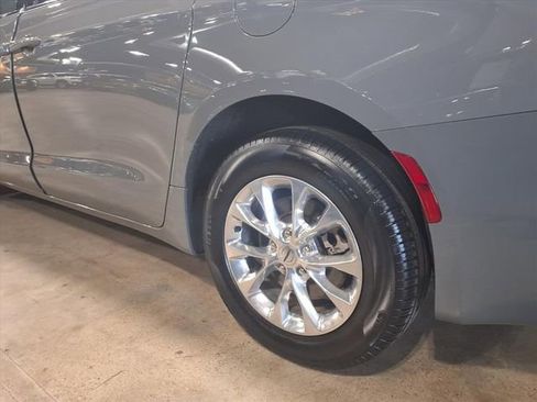 Used 2022 Chrysler Pacifica Touring-L image 8